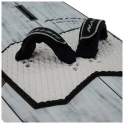 Naish Windsurf Board Hookipa Quad 2024 - 78 Multicolor -Surfshop24 Ladenverkäufe 516.32020.000 detail s28ws boards hookipa footstrapsfront 1 2000x2000