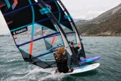 FANATIC Windsurf Board Blast HRS 2023 - 100 -Surfshop24 Ladenverkäufe sarahjackson riccardorenna blasthrs23 blastltd23 s pace23 by sicrowtherfanatic duotone lakegarda d6i2853